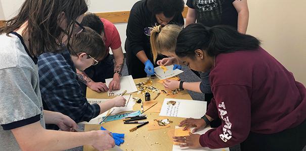 学生们用传统的书籍制作材料做作业